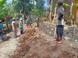 PEMBANGUNAN TALUD JALAN DI PADUKUHAN SURUH